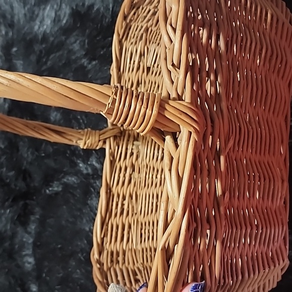VINTAGE LARGE WICKER BASKET WITH HANDLE. - Picture 4 of 6